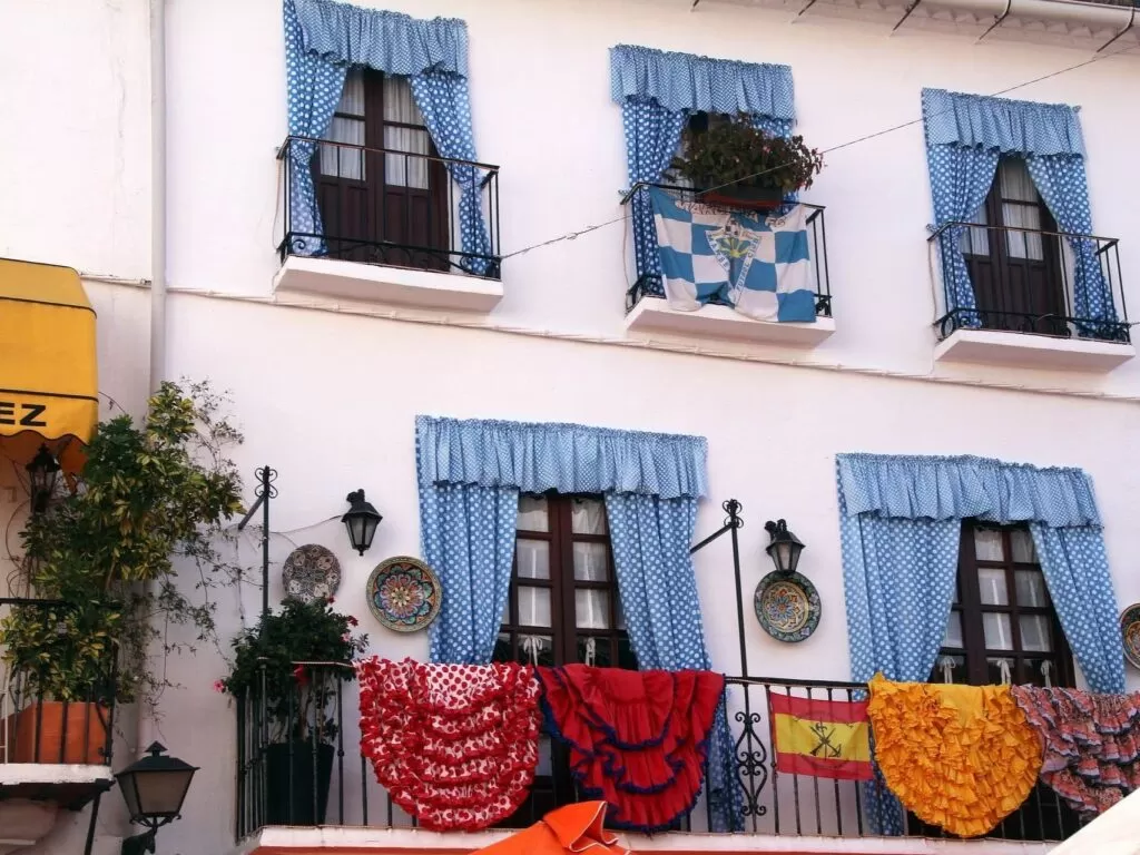 robes andalouses sèchant sur des balcons