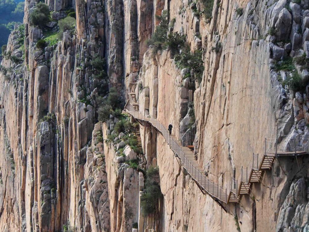 sentier suspendu au-dessus du vide sur le Caminoto del Rey