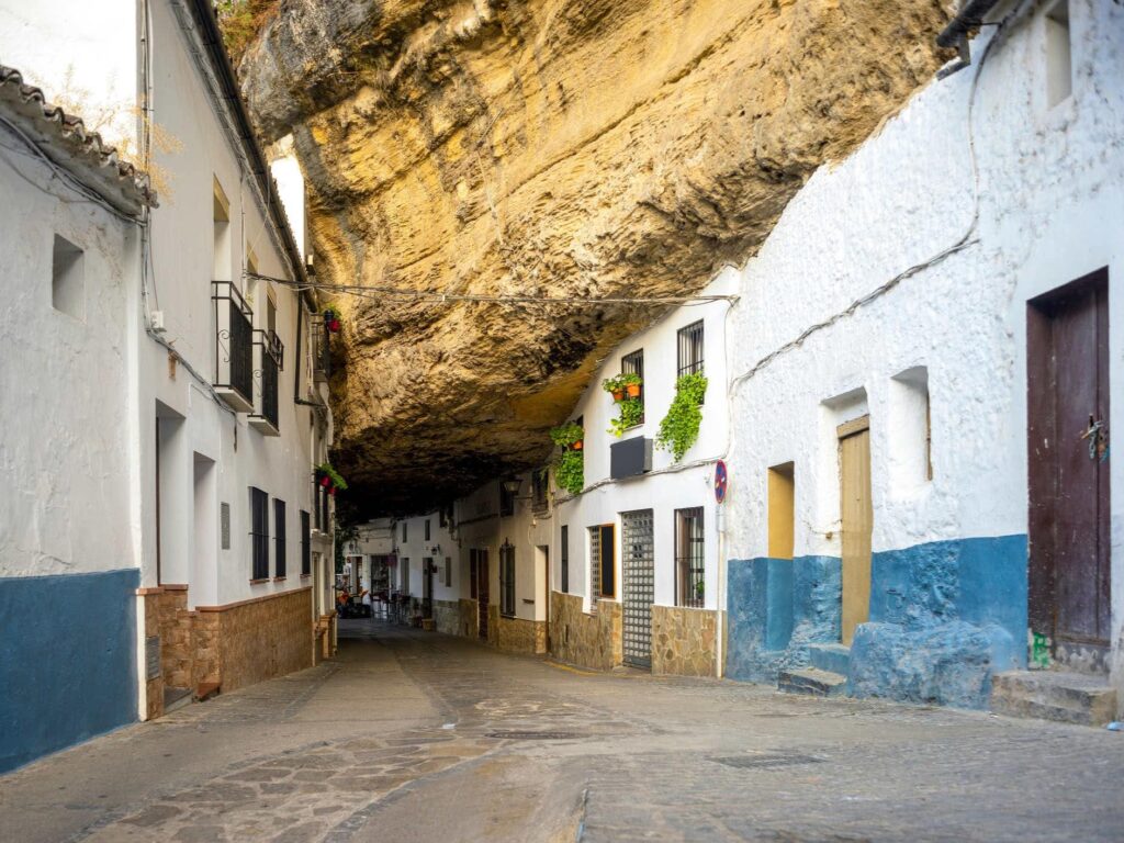 ruelle recouverte par un gros rocher à Setenil