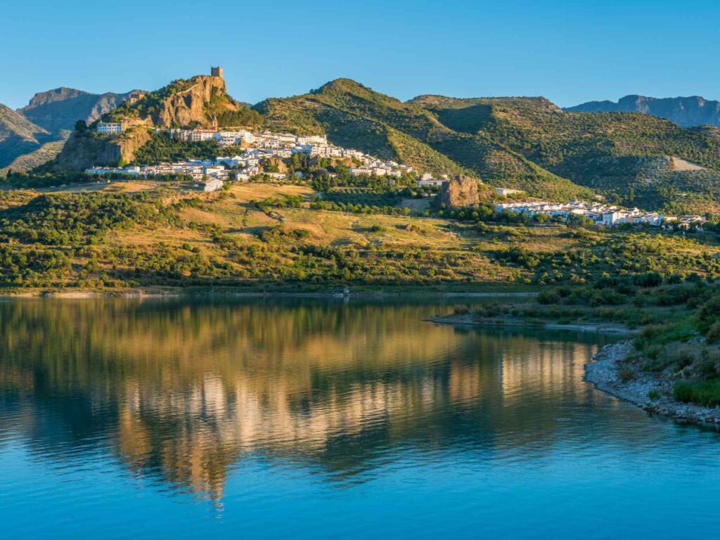 vue sur Zahara de la Sierra qui domine un lac depuis un promontoire