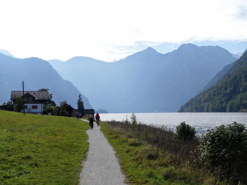 cyclistes sur le chemin le long du Hallstatter See