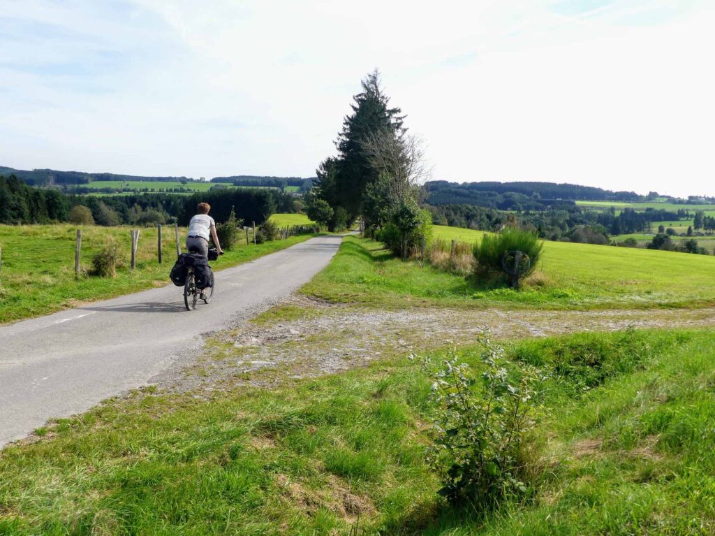 cycliste dans un paysage typique ardennais