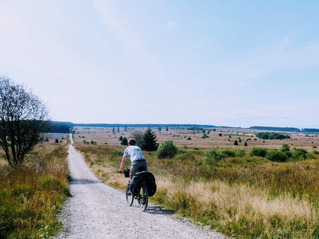 Cycliste à travers les hautes Fagnes