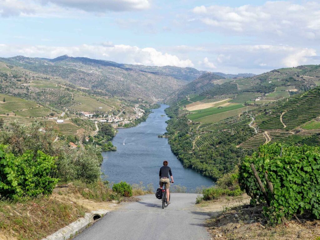 cycliste sur une belle route de la vallée du Douro