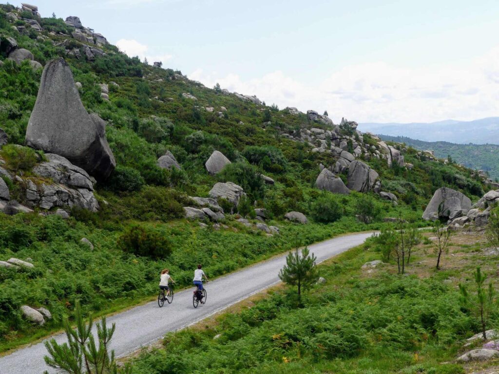deux cyclistes en train de rouler dans le parc Peneda Gerês