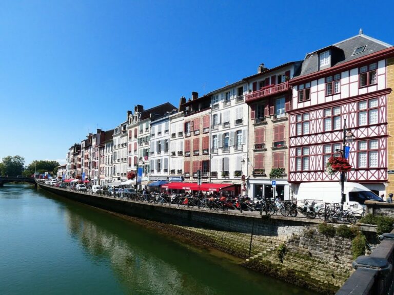 maisons en bord de rivière