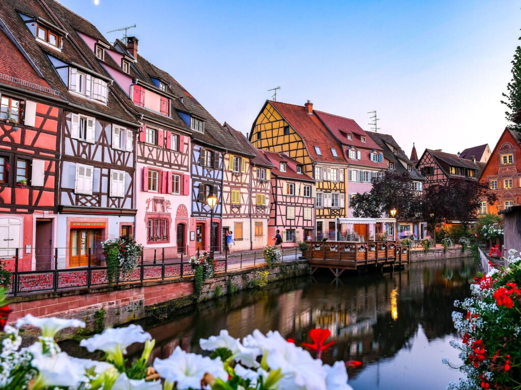 maisons colorées au bord du canal à Colmar