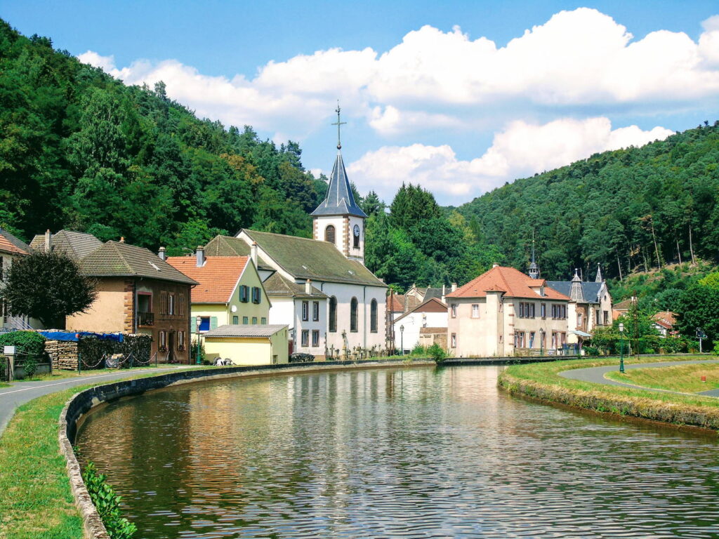 vue sur Lutzelbourg et son canal