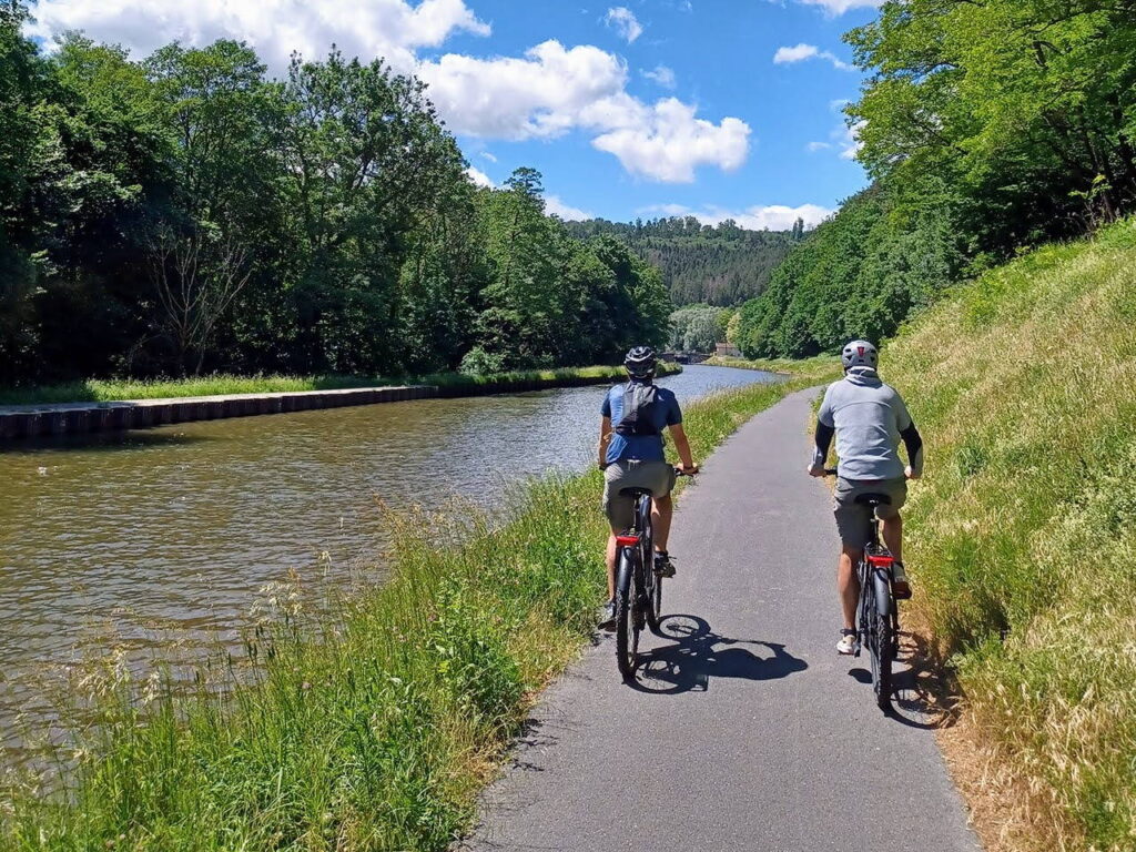 deux cyclistes au bord du canal des éclusiers