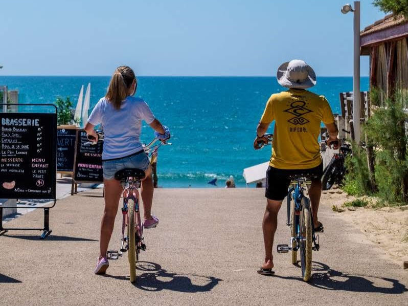 2 cyclistes regardant la mer