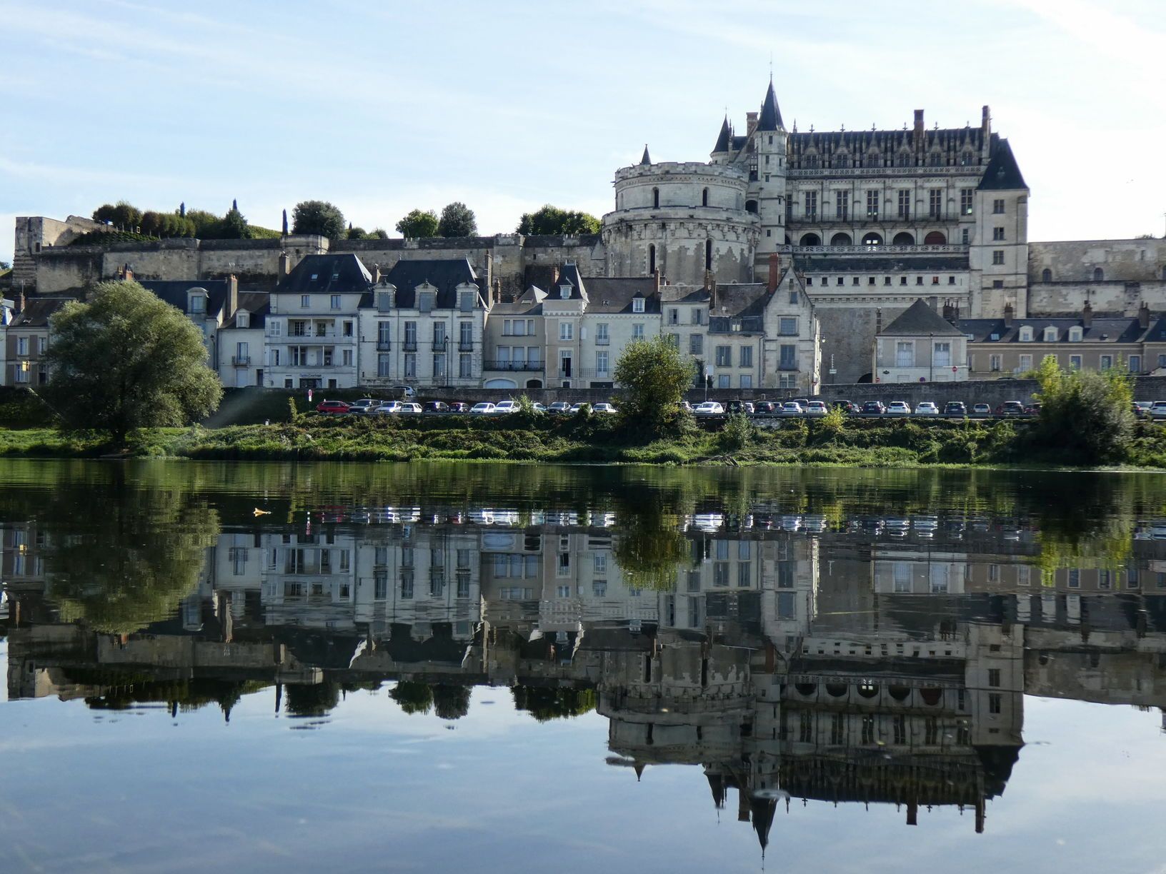 Amboise et son reflet dans la Loire depuis la rive opposée