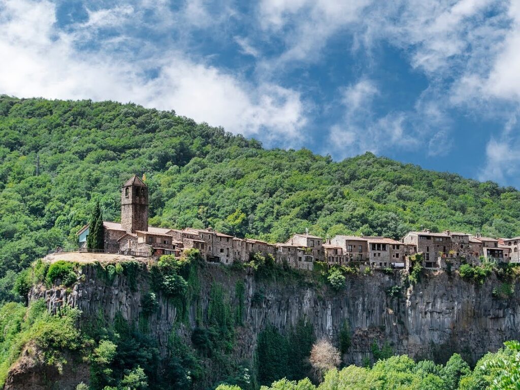 vue sur le village de Castellfollit de la Roca sur un rocher basaltique