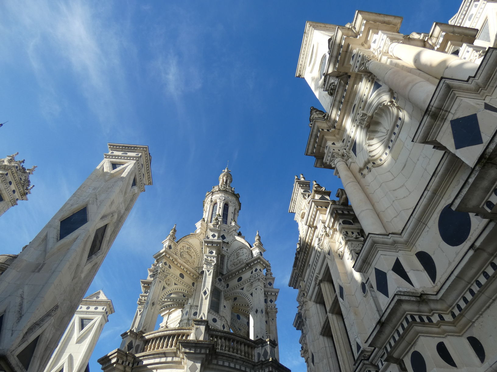lucarnes et lanternes sur le toit du château de Chambord