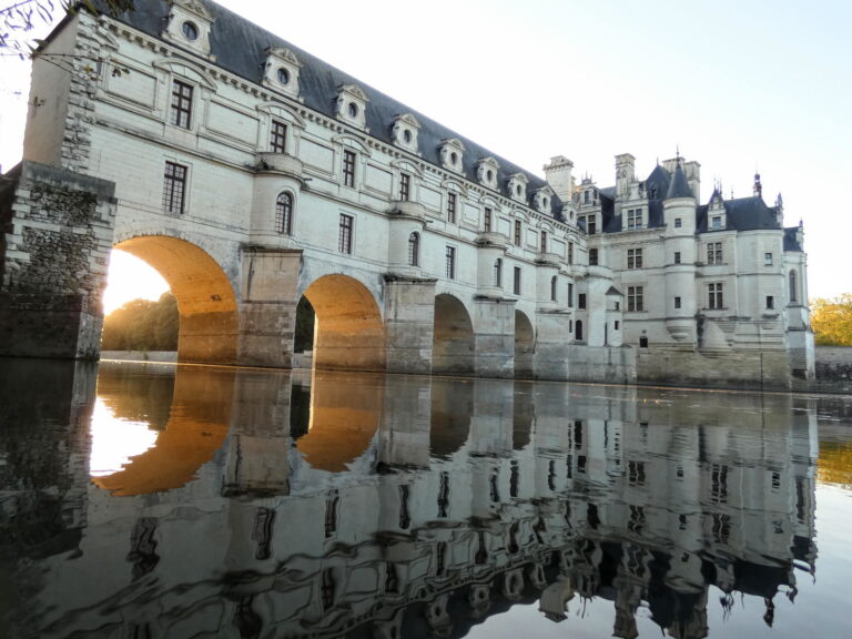 vue sur le château de Chenonceau depuis la rive opposée