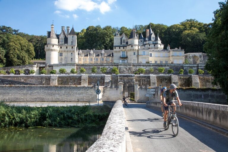 A vélo au pied du château d'Ussé, sur le pont sur l'Indre, sur La Loire à vélo