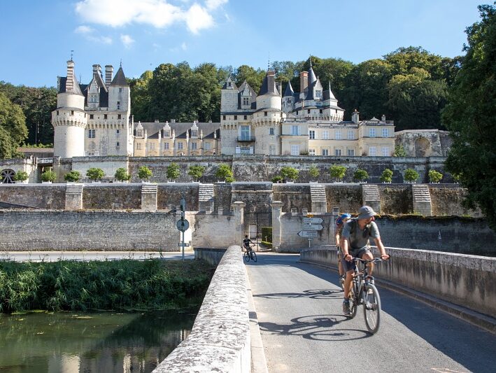 A vélo au pied du château d'Ussé, sur le pont sur l'Indre, sur La Loire à vélo