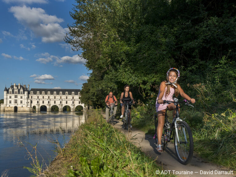 cyclistes sur un sentier vélo sur la rive opposée de Chenonceau