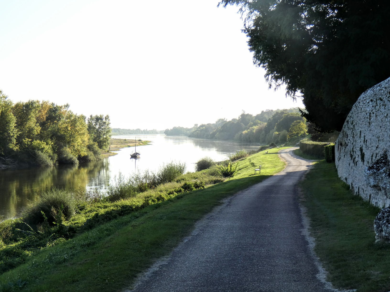 route campagnarde le long de la Loire au niveau de Cour-sur-Loire
