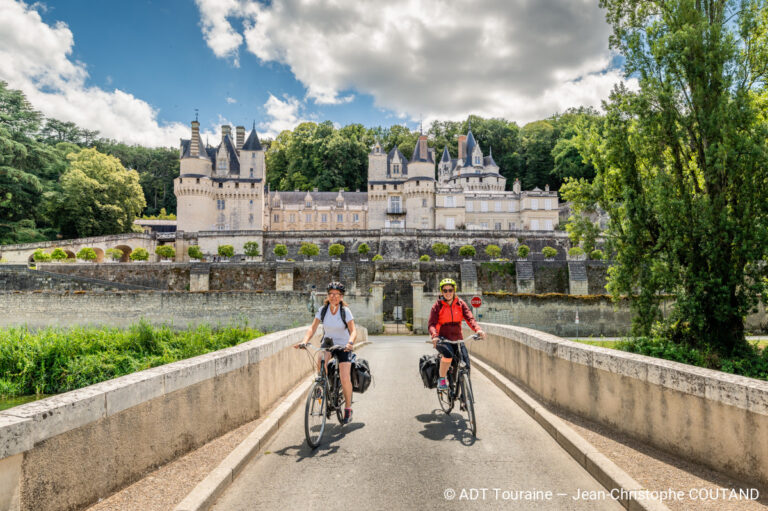 à vélo devant le château d'Ussé
