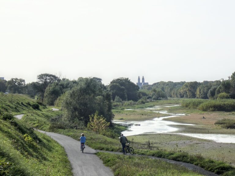 piste cyclable le long de la Loire près de Tours