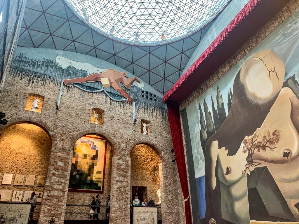 vue dans le grand hall du musée Dali