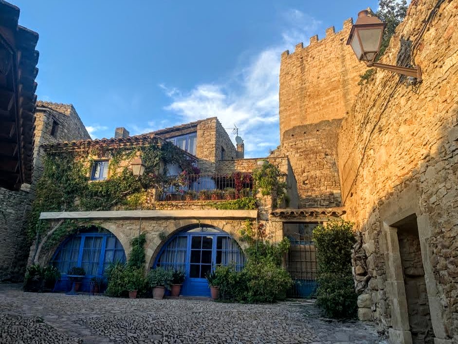 rue pittoresque dans le village de Peratallada