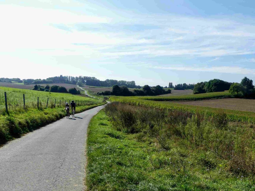 cyclistes sur une route en Flandre