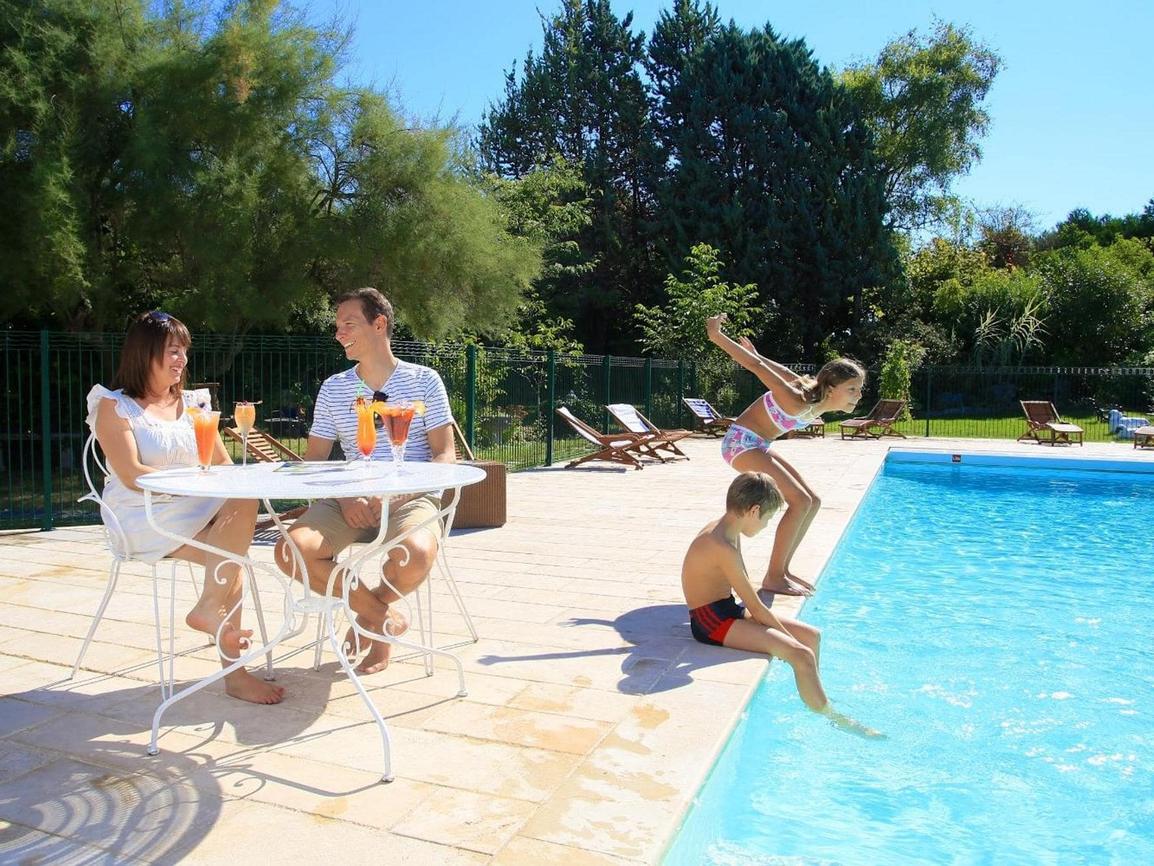 piscine de l'auberge du Centre à Chitenay