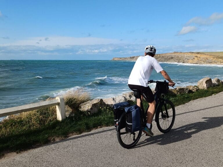 cyclotouriste sur la côte d'Opale