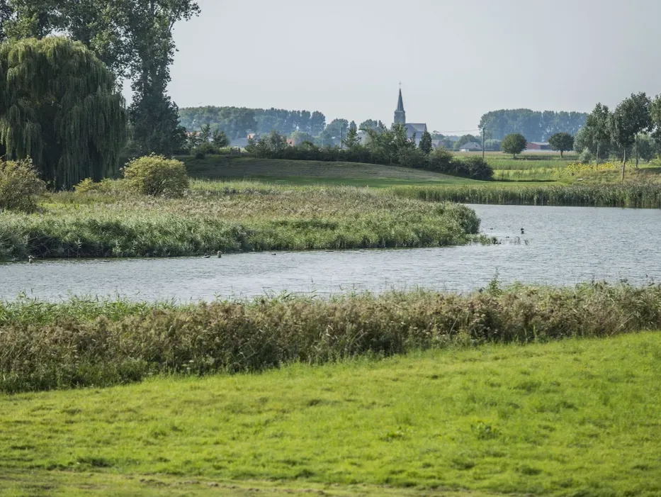 étang avec vue sur église