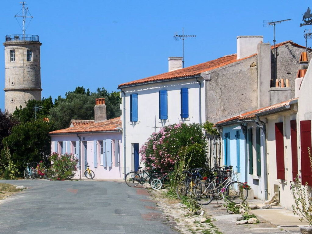 vue sur une jolie rue sur l'île d'Aix