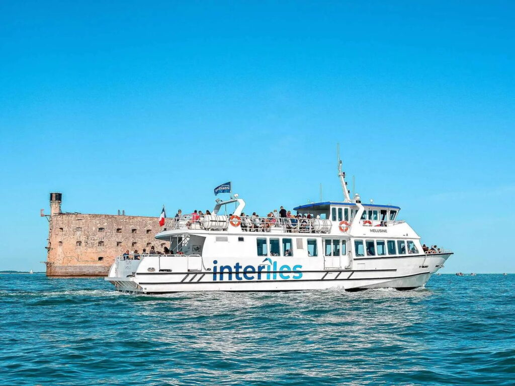 ferry devant fort Boyard