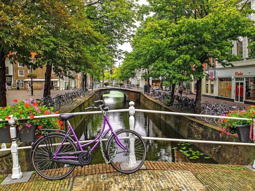 vélo devant un canal à Delft