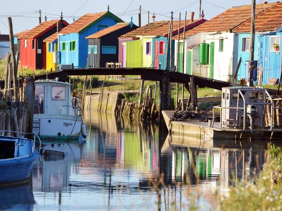 chenal et maisons colorées sur l'île d'Oléron