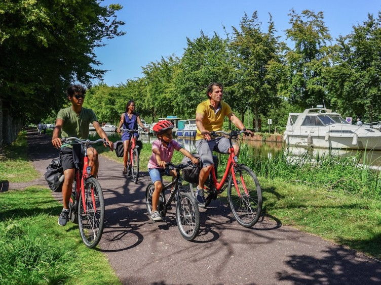 famille à vélo sur la Vélodyssée