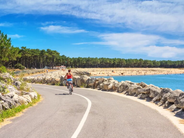 cycliste sur la Vélodyssée près de Royan