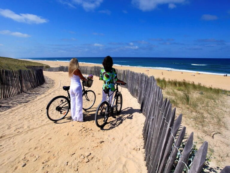 Cyclistes devant une plage