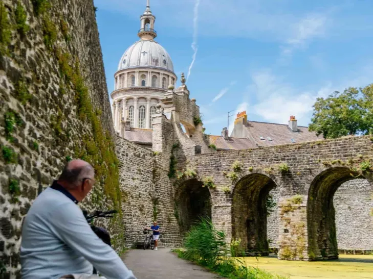 vue sur les remparts et la cathédrale de Boulogne