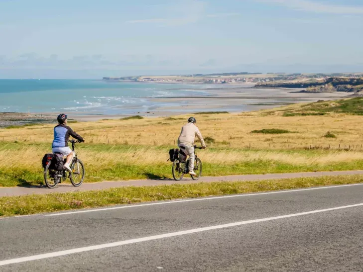 Cyclistes pédalant avec une belle vue sur la mer