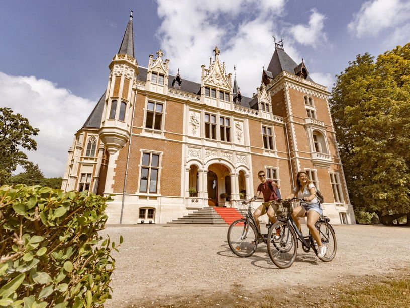 2 cyclistes devant le château d'Aertrycke