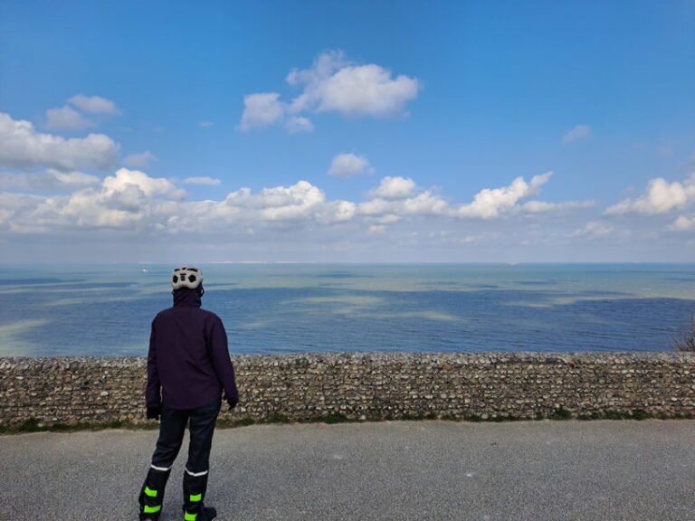 Cycliste regardant au large
