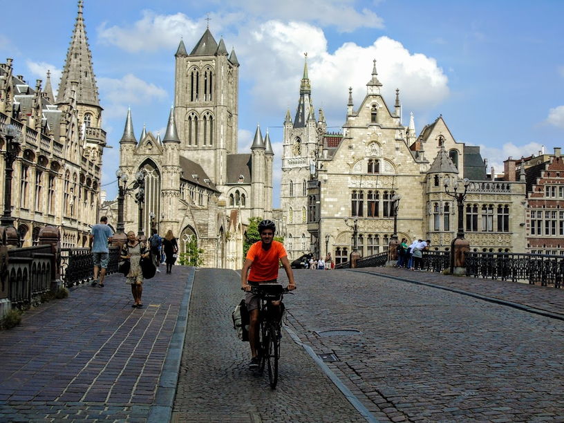 cycliste dans le vieux centre de Gand