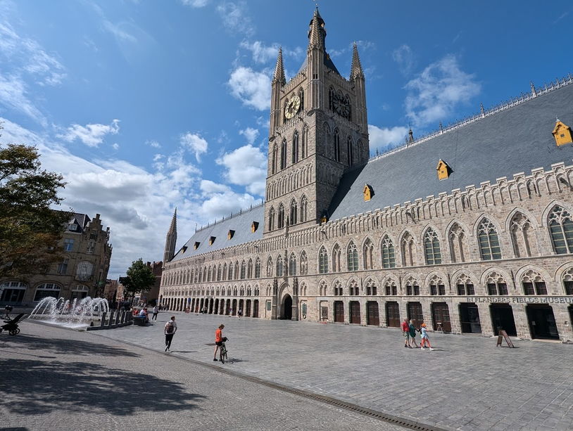 cycliste devant l'hôtel de ville à Ypres